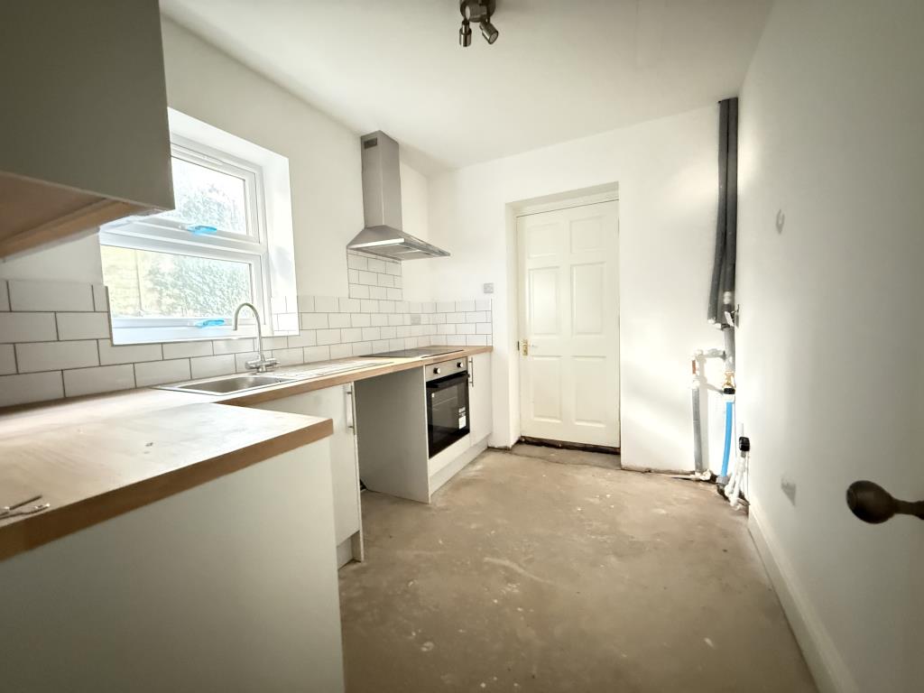 Lot: 116 - FREEHOLD PROPERTY WITH THREE FLATS PARTIALLY CONVERTED - Flat 1 Kitchen